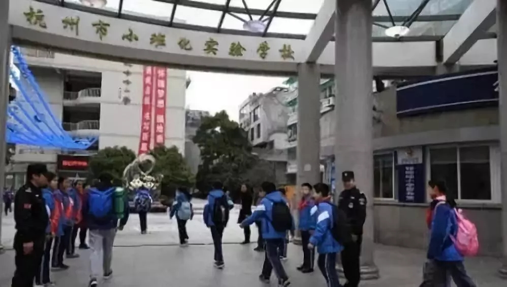 ‘看臉’進(jìn)門(mén)，人臉識(shí)別如何助力智慧校園“別開(kāi)生面”？